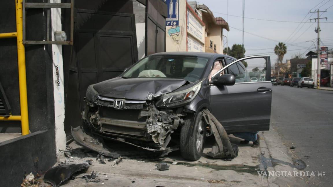 Camioneta transita a exceso de velocidad, le quitan derecho de paso y choca en Saltillo