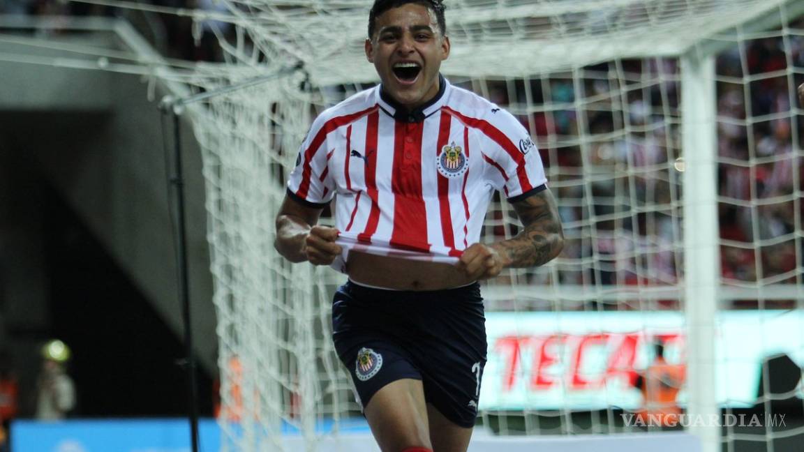 Alexis Vega anota su primer hattrick y es el héroe del Clásico Tapatío dándole la victoria a Chivas