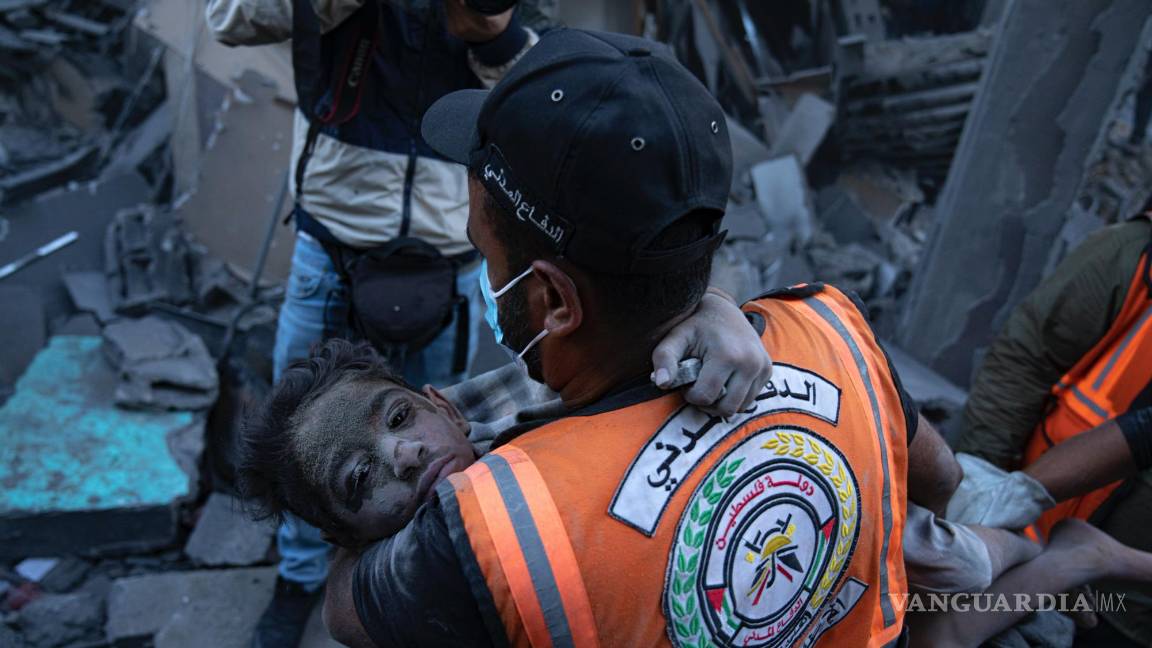 $!Palestinos evacúan a heridos de un edificio destruido en un bombardeo israelí en Khan Younis, en la Franja de Gaza, el jueves 19 de octubre de 2023.