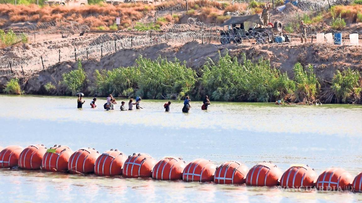 $!Bollas instaladas en el río Bravo, para intentar frenar el cruce de migrantes en la frontera de Texas con México.