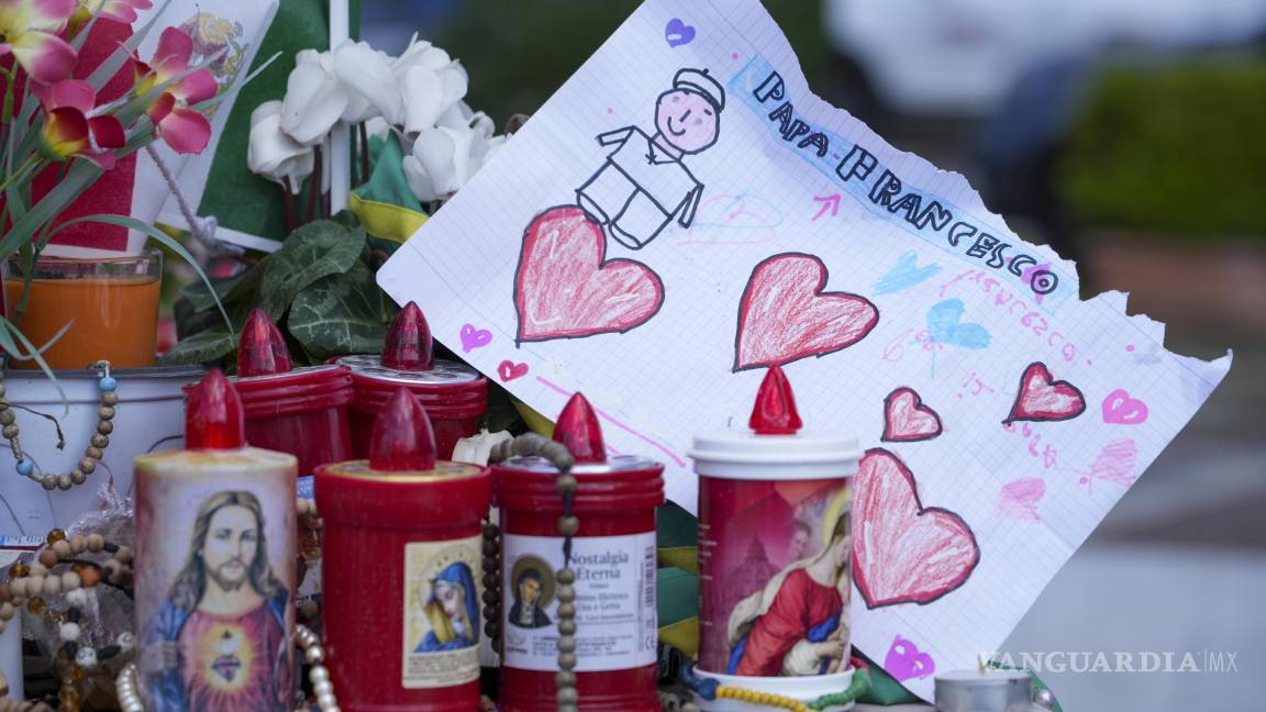 $!Un mensaje para el papa, frente al hospital Agostino Gemelli de Roma, el 15 de marzo de 2025, donde Francisco está ingresado desde el 14 de febrero.