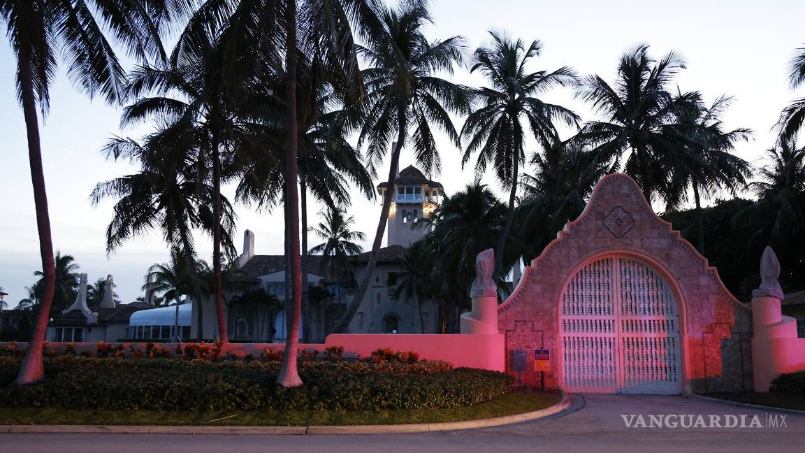 $!Entrada a la propiedad Mar-a-Lago del expresidente Donald Trump en Palm Beach, Florida.