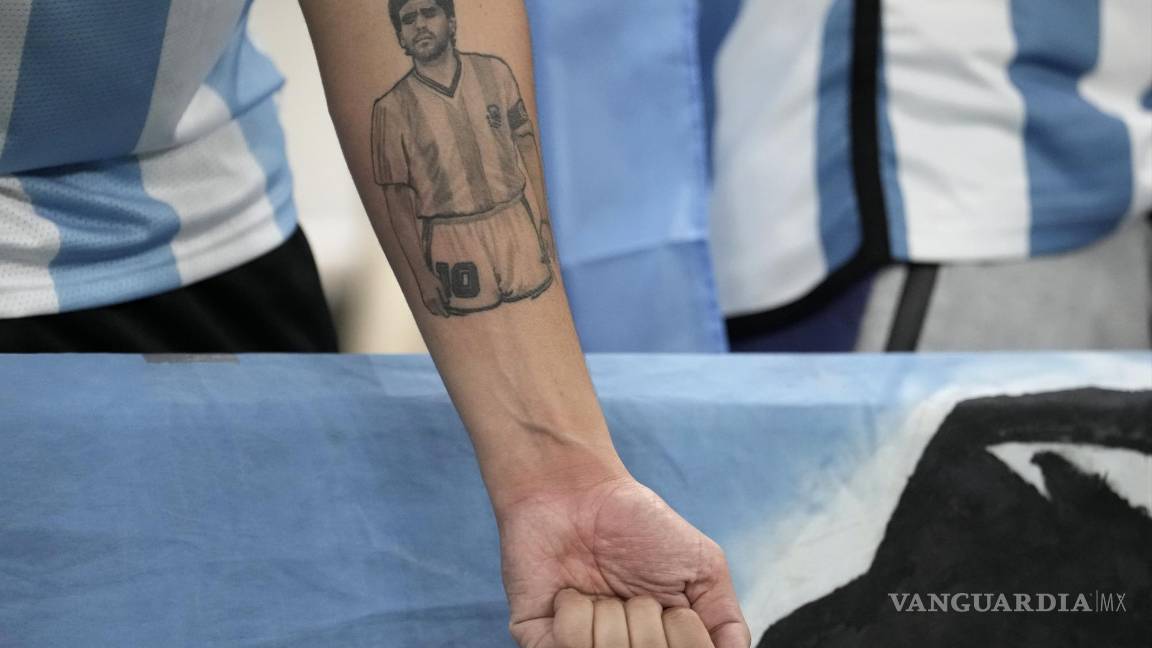 $!Aficionado de Argentina muestra su tatuaje sobre Lionel Messi.