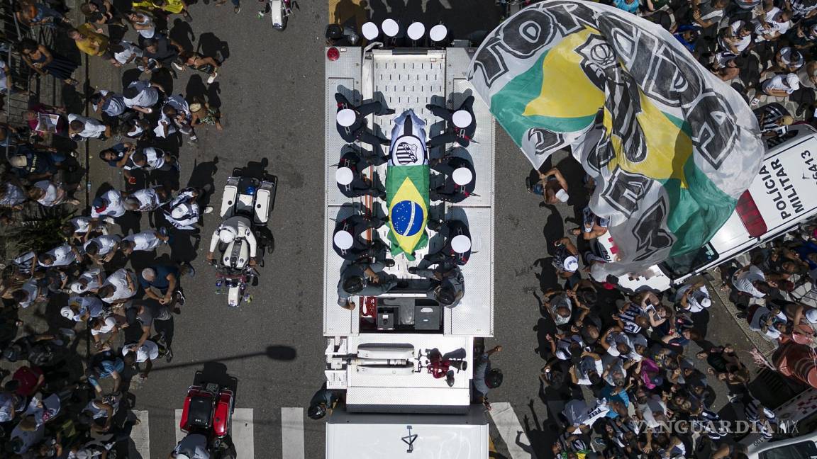 Pelé es sepultado en la ciudad de sus amores ante miles de brasileños