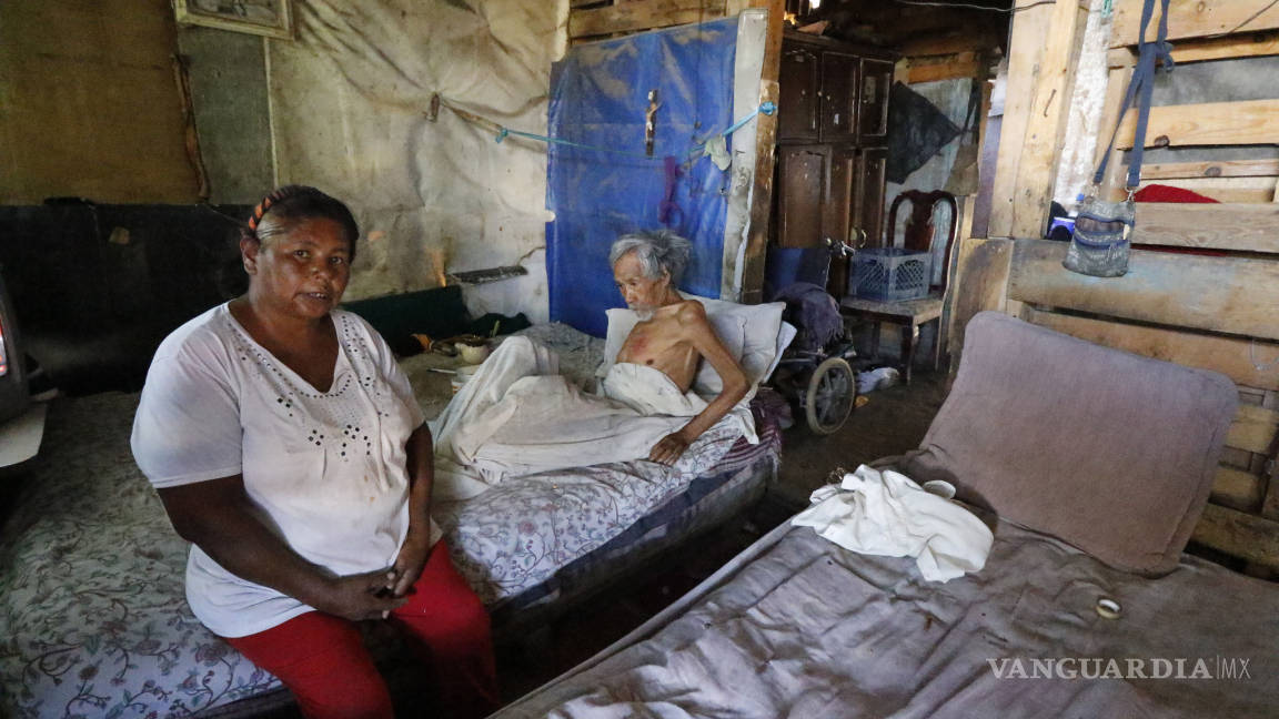 $!La cruda realidad en Saltillo; así viven el frío decenas de familias en tejabanes de madera