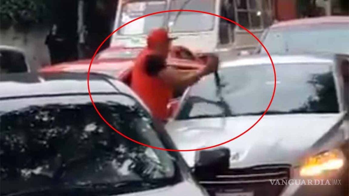 Taxista enfurecido rompe parabrisas de auto tras incidente vial