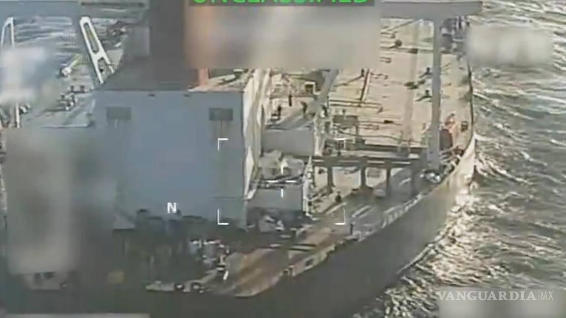$!Imagen de video publicado en la cuenta de X de Pam Bondi de un petrolero durante su incautación por parte de tropas estadounidenses ante la costa de Venezuela.