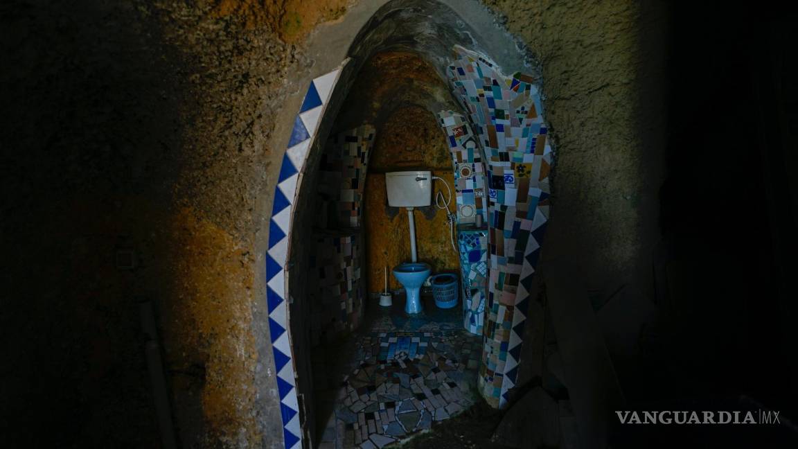$!Un inodoro en una cámara tallada en piedra y decorada con mosaicos en el hogar de Nissim Kahlon.