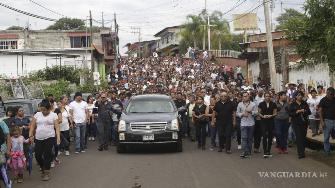 Llanto, dolor e impotencia en sepelio de candidato asesinado en Michoacán