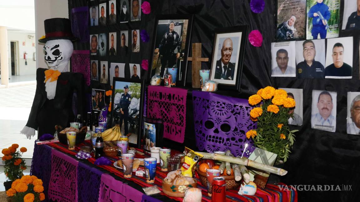 $!Cada flor, fotografía y veladora simboliza el servicio y la entrega de los agentes coahuilenses.