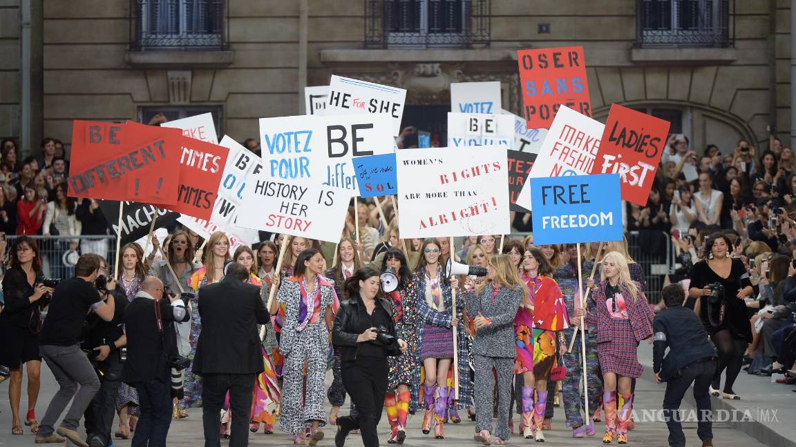 $!En 2015, la casa de moda Chanel hizo una manifestación en pleno desfile en París para recordar el poder de Coco Chanel.