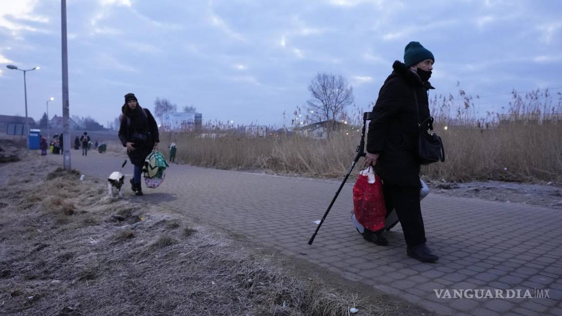 $!Refugiados que huyen del conflicto en Ucrania llegan el domingo 27 de febrero de 2022 a Przemysl, Polonia.