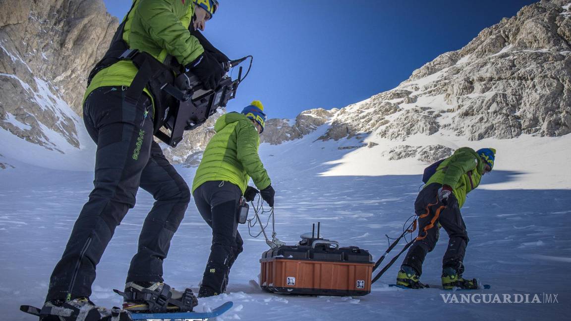 $!Los científicos transportan un escáner de hielo en las laderas del monte Gran Sasso d’Italia. AP/ Riccardo Selvatico / CNR and Ca Foscari University