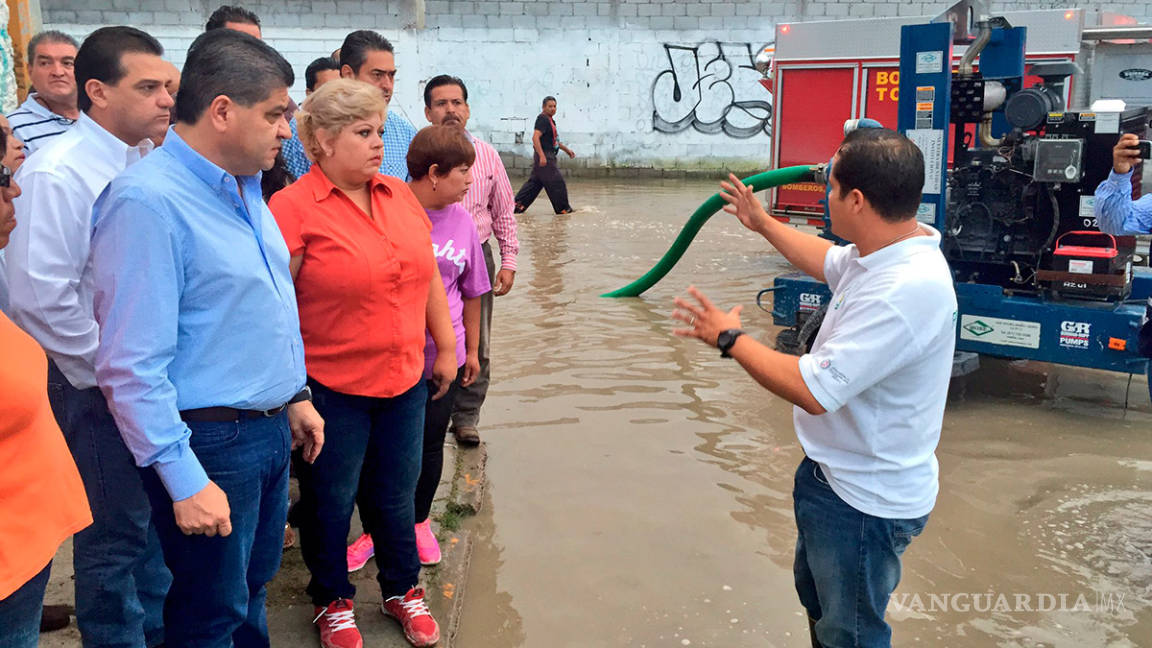 Ciudadano reclama a Riquelme por inundaciones; el alcalde se desentiende y pide que no grabe