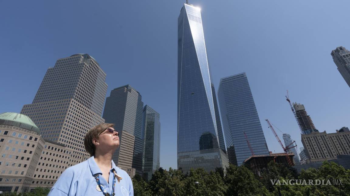 $!Désirée Bouchat posa para una fotografía en el World Trade Center, el 6 de agosto de 2021, en Nueva York. Al principio, la gente pensó que el choque del avión contra la torre norte había sido accidental. No hubo ninguna orden de evacuación inmediata para la torre sur. Pero James Patrick Berger llevó a Bouchat y otros colegas de Aon Corp. a los elevadores, y regresó para revisar si había más personas. AP/Mark Lennihan