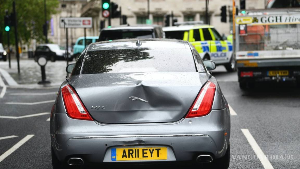 Manifestante provoca una colisión entre coches de la caravana de Boris Johnson