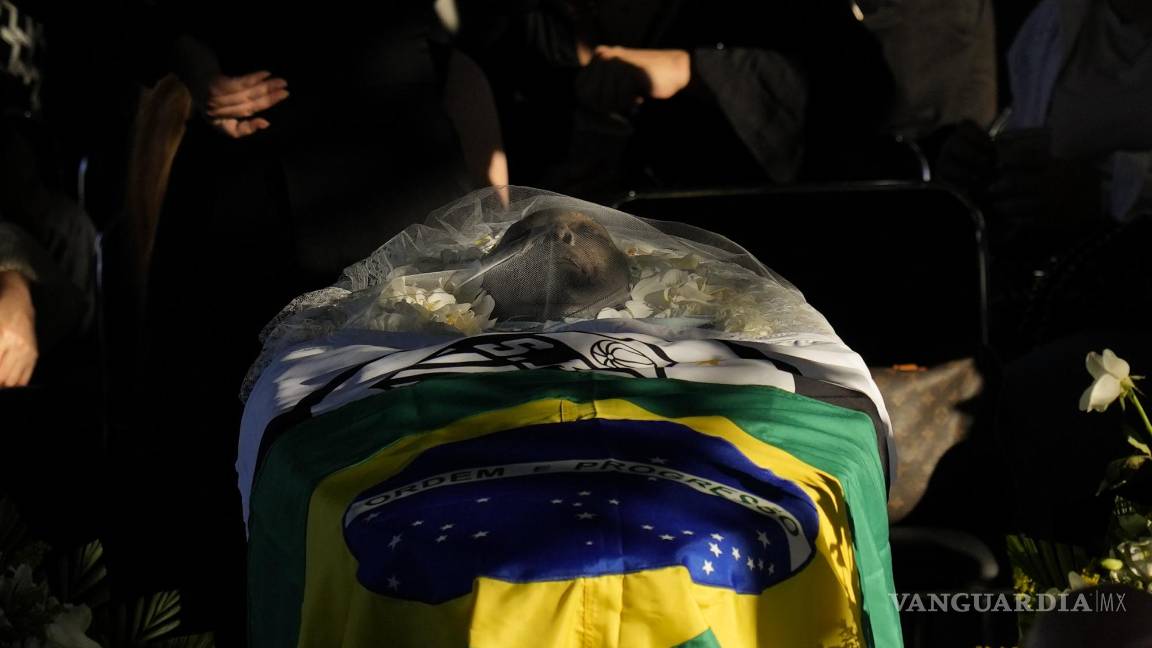 $!Los restos mortales de Pelé, el as brasileño del fútbol, durante la capilla ardiente habilitada en el estadio Vila Belmiro, en Santos, Brasil, el 2 de enero de 2023.