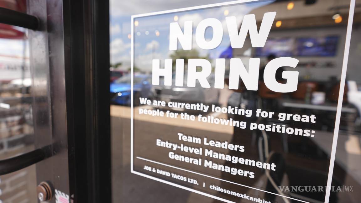 $!Un anuncio de un restaurante está contratando personal en Richardson, Texas. Los reportes económicos muestran que las contrataciones comenzaron a estancarse.