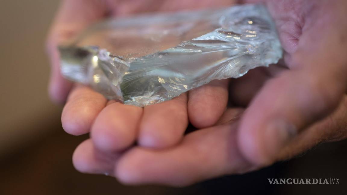 $!Ken Winkler, policía retirado de la Ciudad de Nueva York, sostiene un trozo de vidrio que guarda de las torres del World Trade Center, en su despacho el 3 de agosto de 2021, en Nueva York. Alguien me preguntó una vez '¿Cada cuánto piensas en eso?' Le dije que es más fácil contar los días en los que no pienso en eso, señaló Winkler, quien ahora dirige la terminal de cruceros de Manhattan. AP/Wong Maye-E