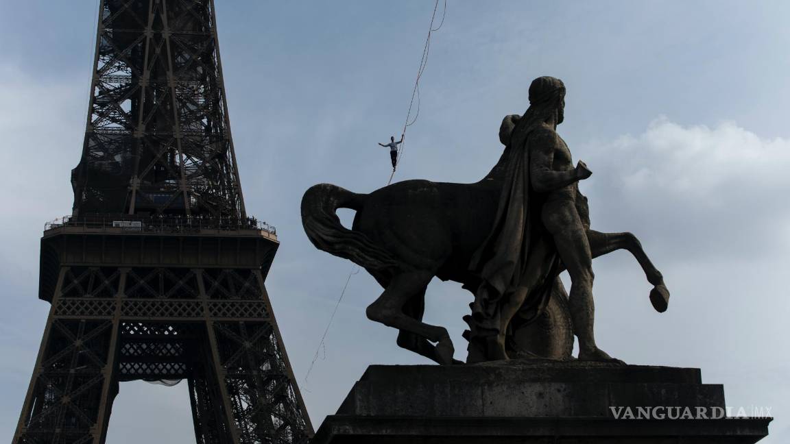 $!El acróbata francés Nathan Paulin intenta caminar por una cuerda floja desde la Torre Eiffel a través del río Sena, en París, como parte de los eventos en Francia para los Días del Patrimonio Nacional. AP/Lewis Joly