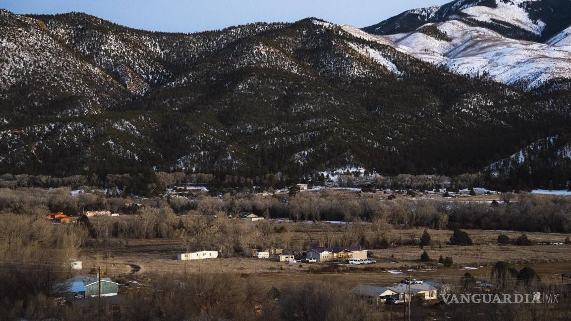 $!El pueblo de Questa, Nuevo México, en las cumbres nevadas de las montañas Sangre de Cristo.