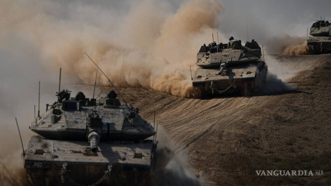 $!Tanques israelíes se dirigen a la frontera en la Franja de Gaza, en el sur de Israel, el viernes 13 de octubre de 2023.