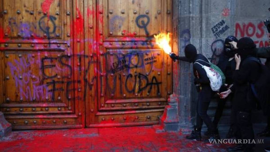 “No nos pinten las puertas, las paredes&quot;: AMLO le pide a manifestantes no grafiteen Palacio Nacional