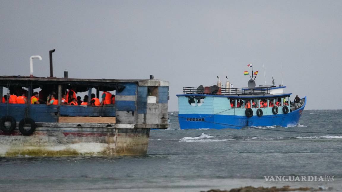 $!Un barco con migrantes a bordo parte de Miramar, Panamá, hacia la frontera con Colombia.