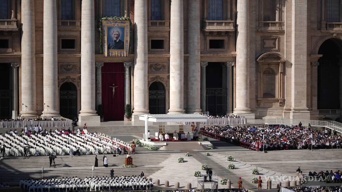 $!El Papa León XIV presidió la misa con los participantes del Jubileo del Mundo de la Educación en la Solemnidad de Todos los Santos, en la Plaza de San Pedro.