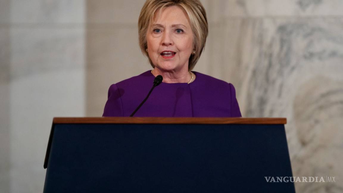 Advierte Hillary Clinton los peligros que acarrean las noticias falsas
