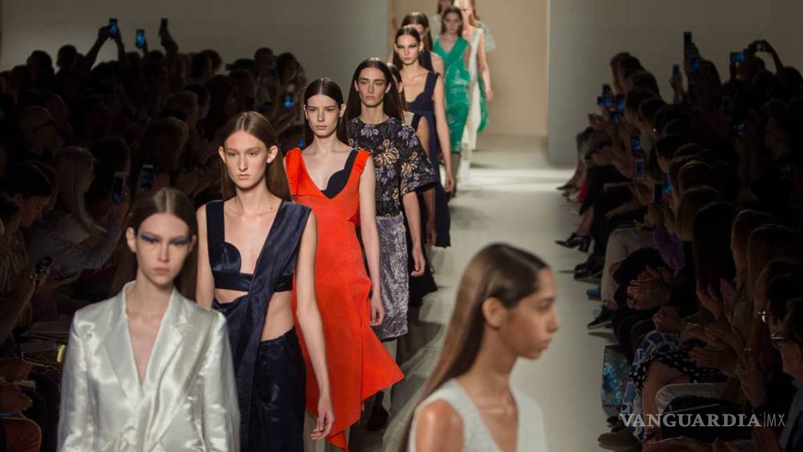 $!Victoria Beckham apuesta por una primavera en terciopelo