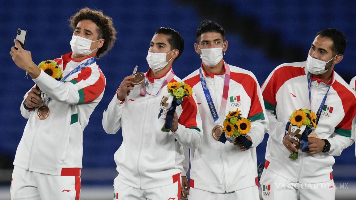 México recibe la medalla de bronce en futbol varonil de Tokio 2020