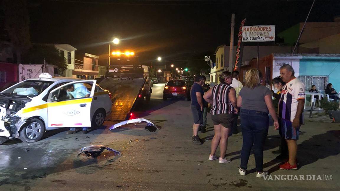 $!Conductor de un automóvil destroza taxi y huye, en colonia Guayulera de Saltillo