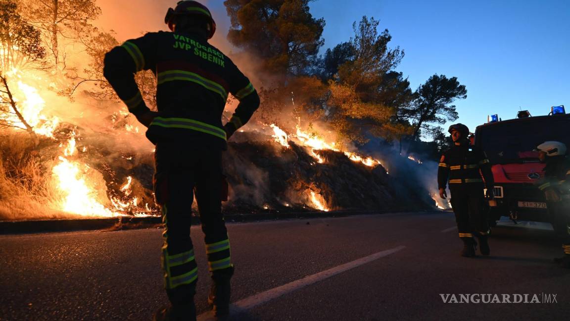 $!Los bomberos observan un incendio forestal cerca de Zaton, Croacia.