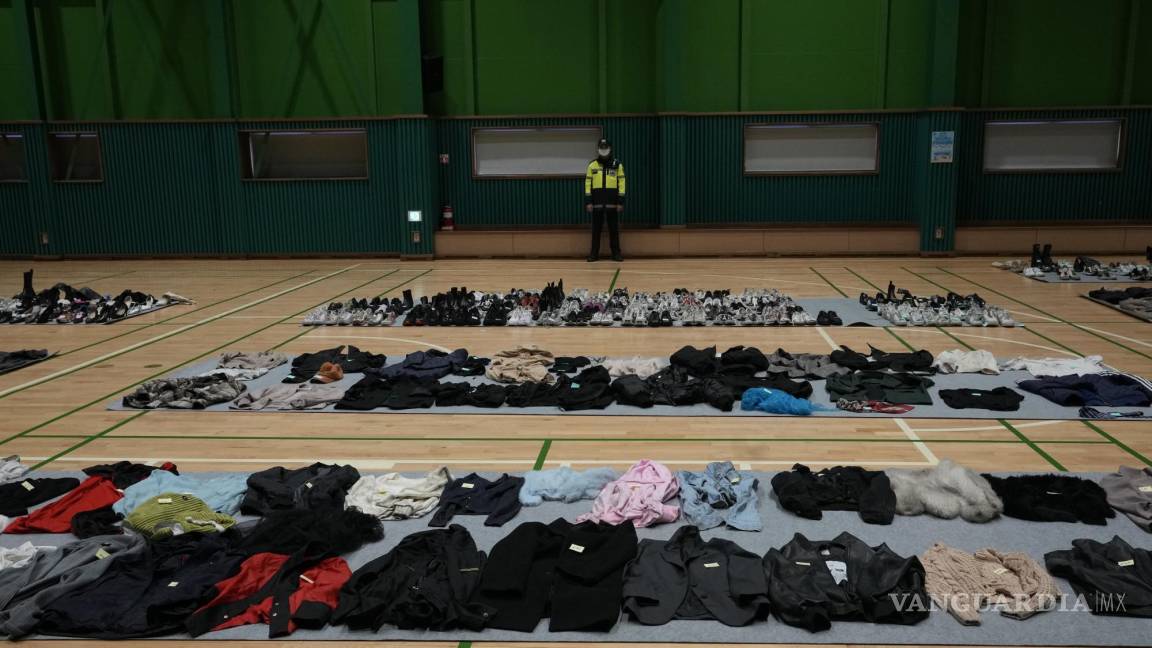 Cientos de zapatos y ropa esperan a sobrevivientes y familiares de víctimas de trágica estampida en Seúl