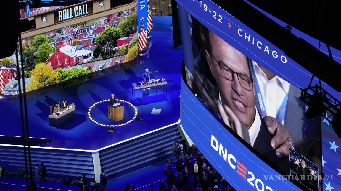 $!El gobernador de Pensilvania, Josh Shapiro, emite su voto para la candidata presidencial demócrata, la vicepresidenta Kamala Harris.