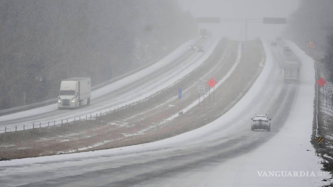 $!Automovilistas viajan por la Interestatal 40 durante una tormenta invernal el sábado 24 de enero de 2026 en Nashville, Tennessee.