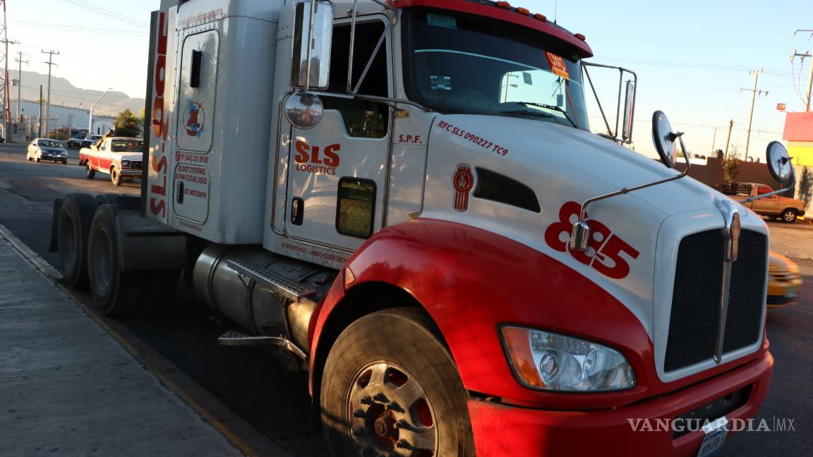 $!Trailero ocasiona choque en Saltillo; hay un lesionado