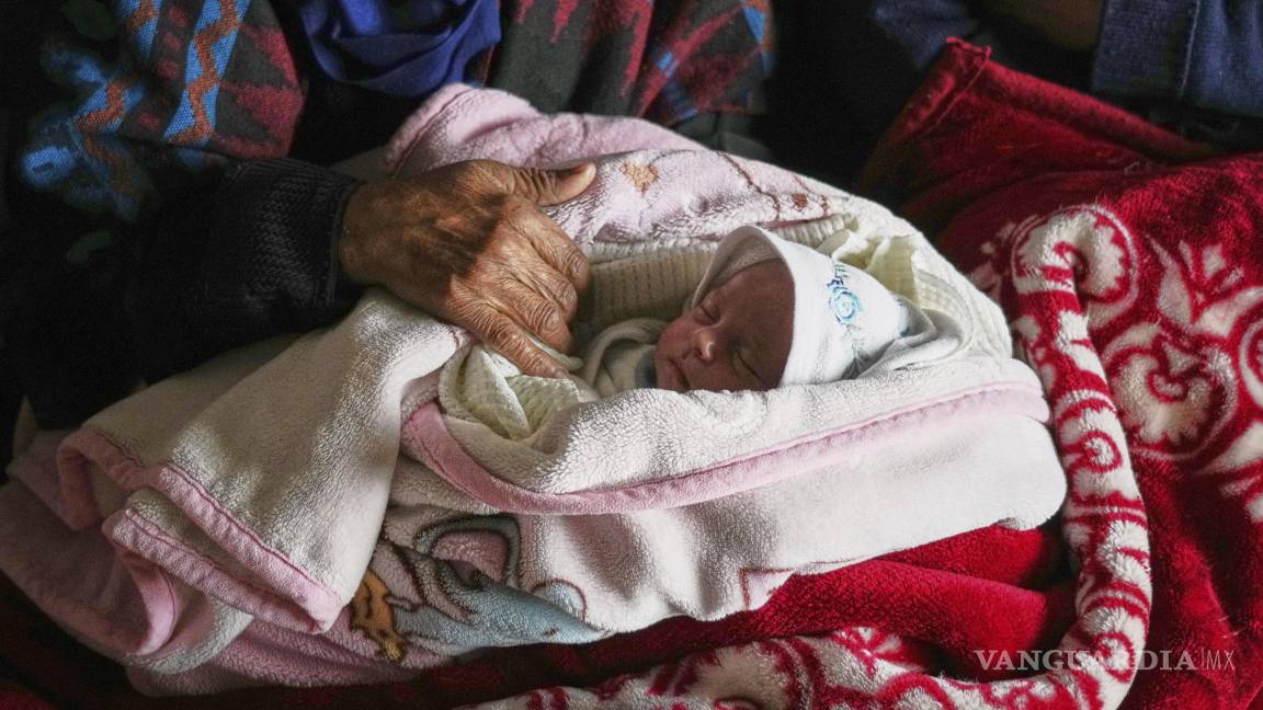 $!Ella Osama Abu Dagga, nació hace 25 días, en medio de un frágil alto el fuego que muchos palestinos en Gaza esperaban que diera paso al fin de una guerra