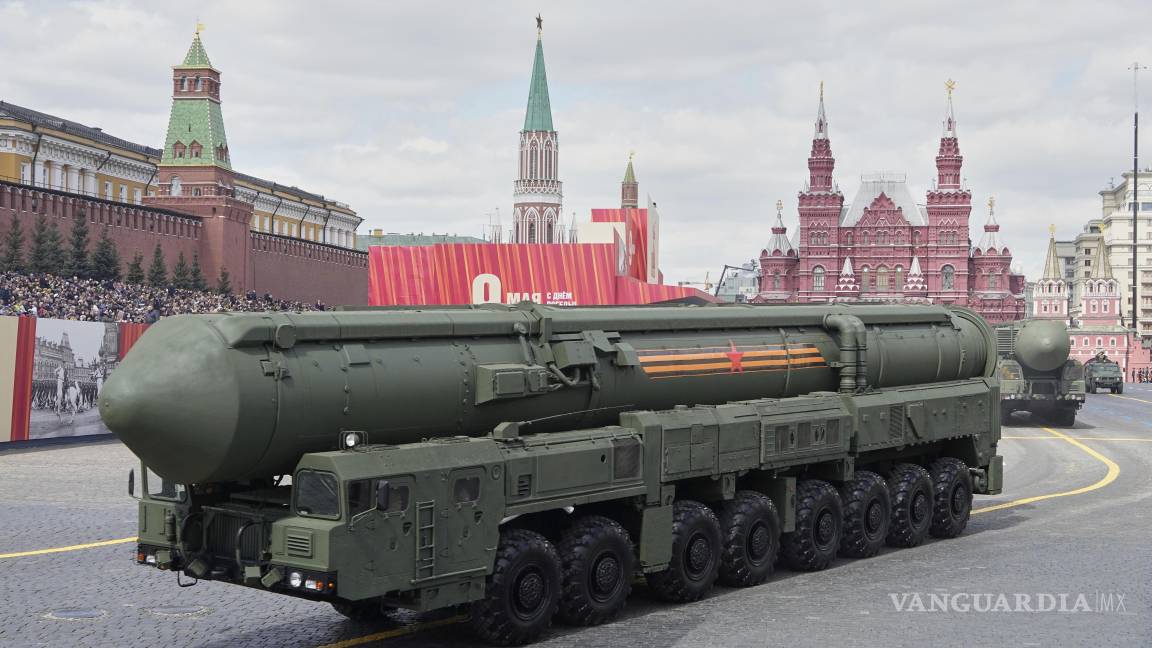 $!Los lanzadores de misiles balísticos rusos RS-24 Yars ruedan durante el desfile militar del Día de la Victoria en Moscú, Rusia.