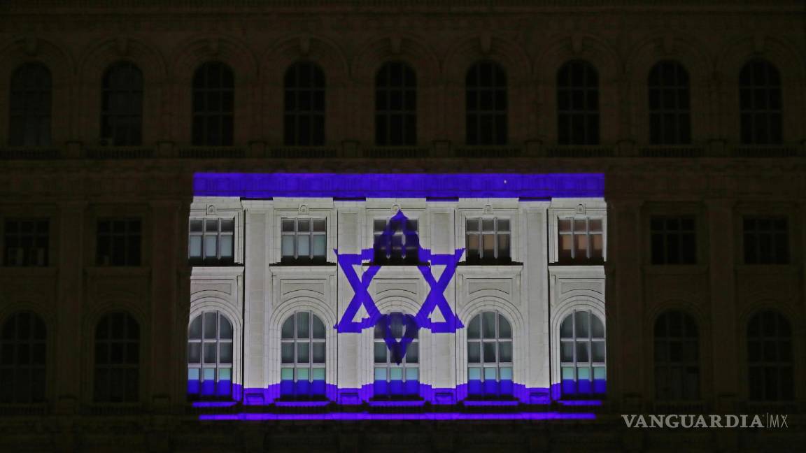 $!Detalle de la bandera del Estado de Israel que se proyecta en la fachada del Palacio del Parlamento rumano, en señal de solidaridad, en Bucarest, Romania.