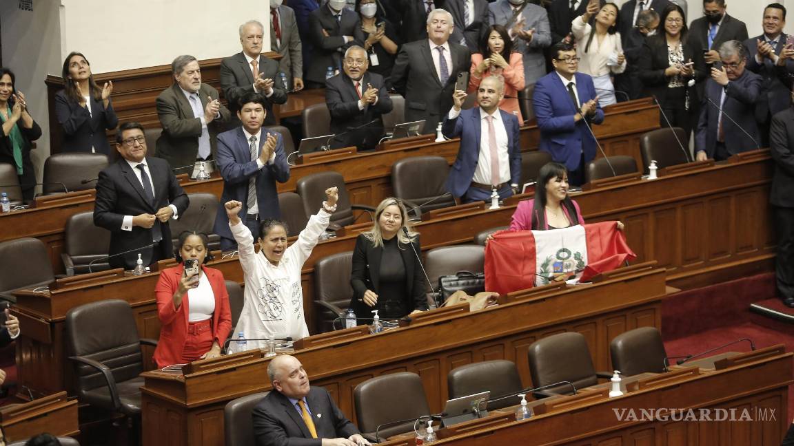 $!El pleno del Congreso de Perú destituyó este miércoles al mandatario Pedro Castillo, por “permanente incapacidad moral” con 101 votos de 130 a favor.