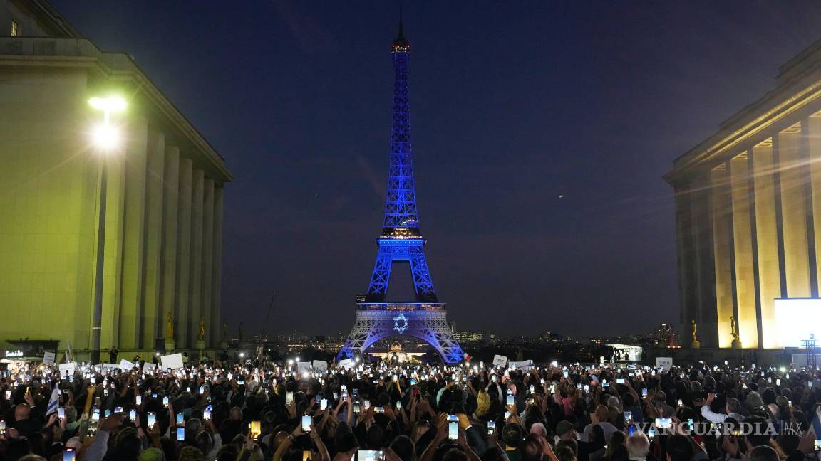 $!La Torre Eiffel se ilumina con los colores de Israel después de una manifestación en apoyo a Israel, el lunes 9 de octubre de 2023 en París.