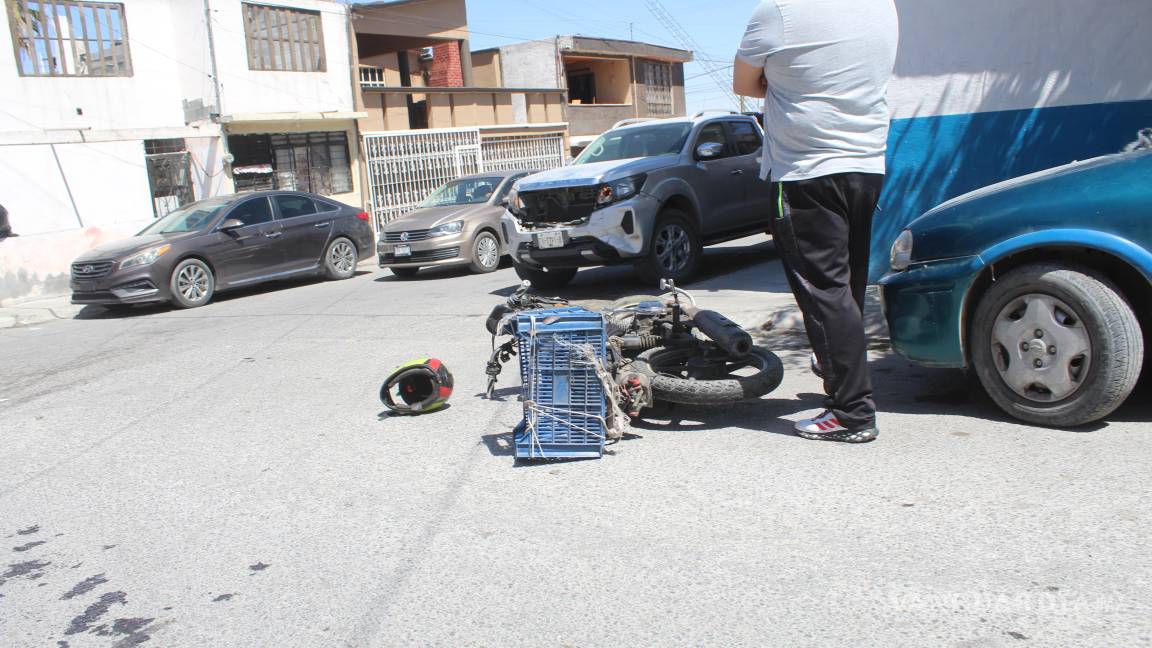 Se pasa el alto y derriba a padre e hijo de una motocicleta en Saltillo