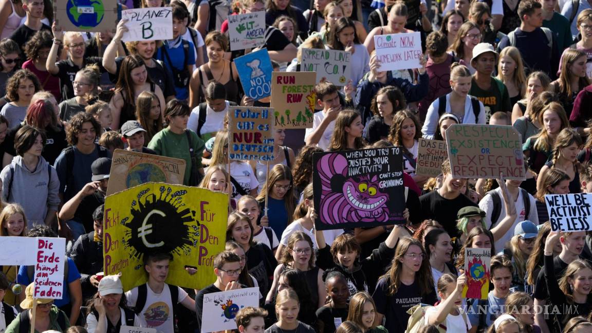 Activistas de Fridays for Future protestan en todo el mundo para exigir acciones contra el cambio climático