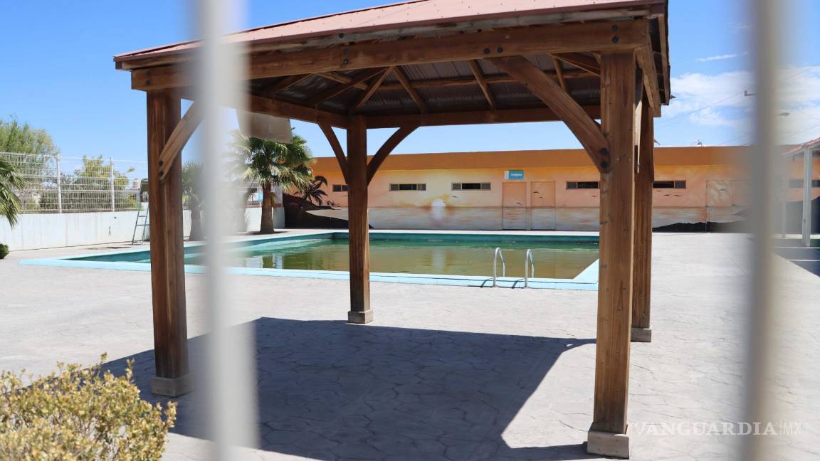 $!El sitio se encuentra en condiciones de abandono y no se han realizado labores de limpieza del agua que quedó en la alberca desde el año pasado, de acuerdo con una de las vecinas.