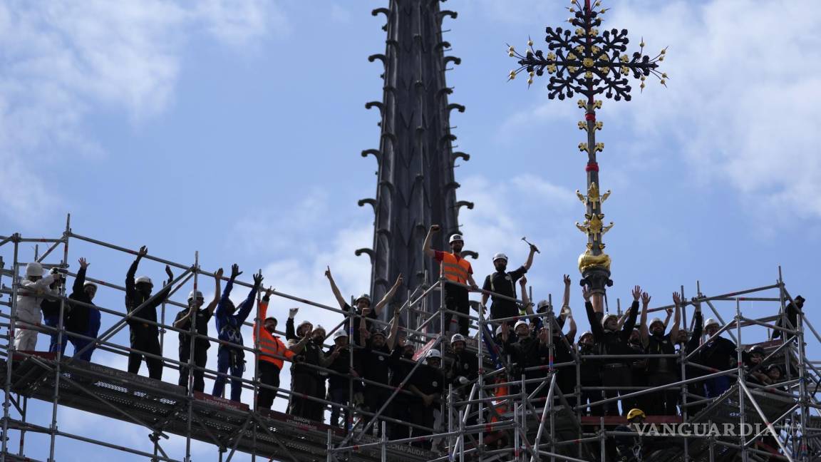 Sigue restauración de la Catedral de Notre Dame; celebran por la colocación de la Croix du Chevet
