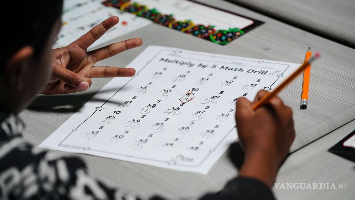 $!Un estudiante de segundo grado usa su mano para hacer cuentas en la Academia Place Bridge, el 20 de mayo de 2025, en Denver.