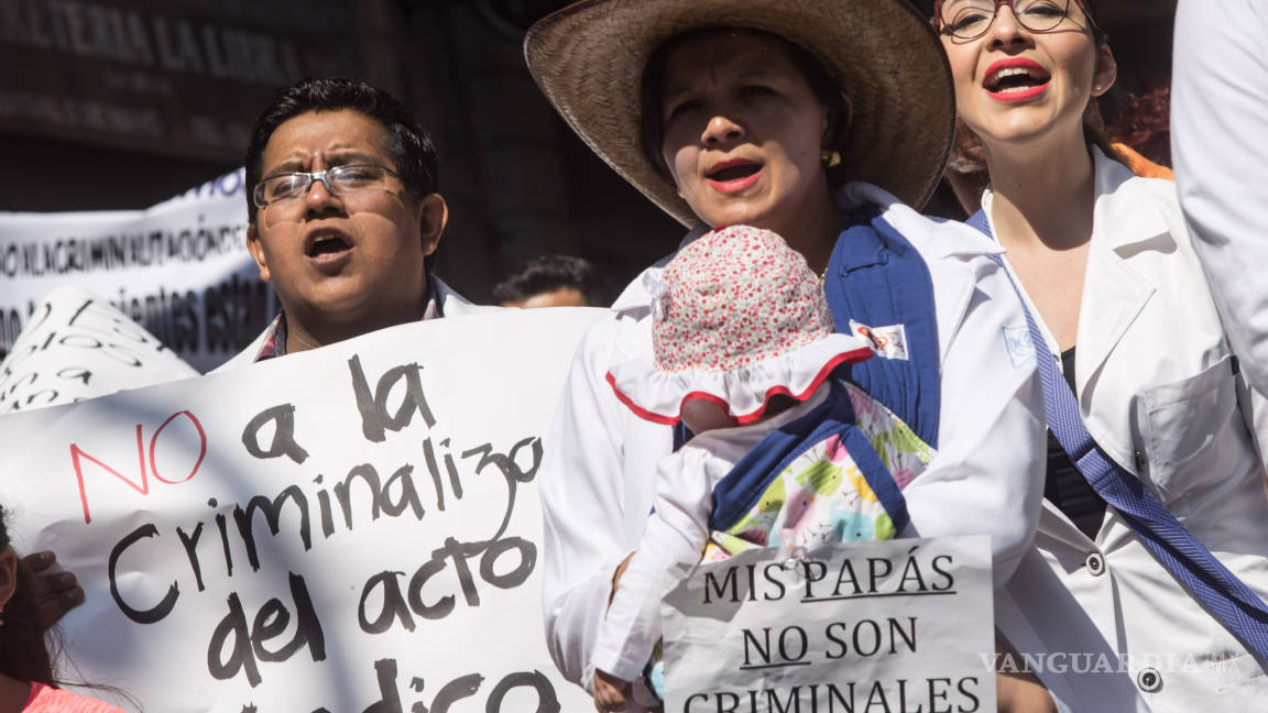 Médicos se manifiestan en Plaza de Armas en apoyo a colega oaxaqueño