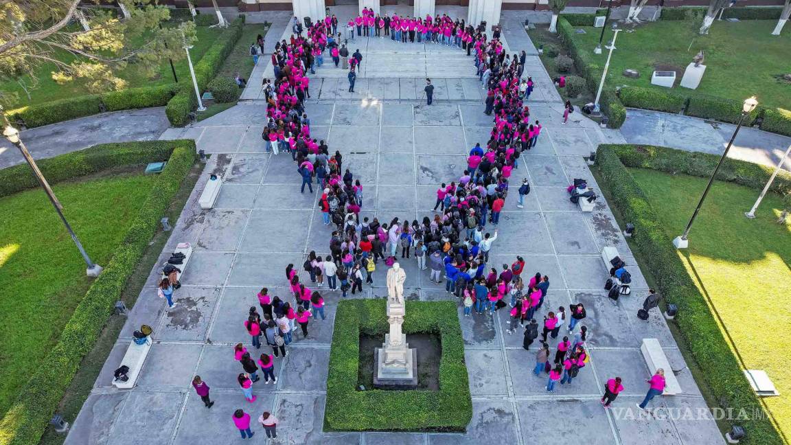 Forman gigantesco lazo rosa directores y alumnos de la Universidad Autónoma de Coahuila